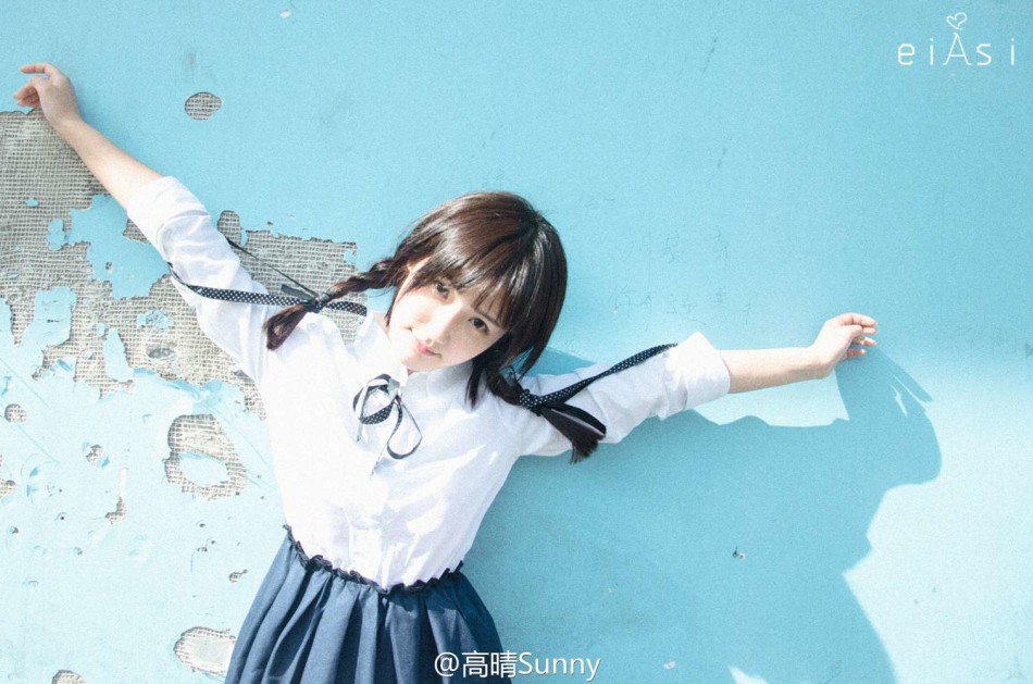 近日,最美校服女生高晴在微博晒出一组照片.