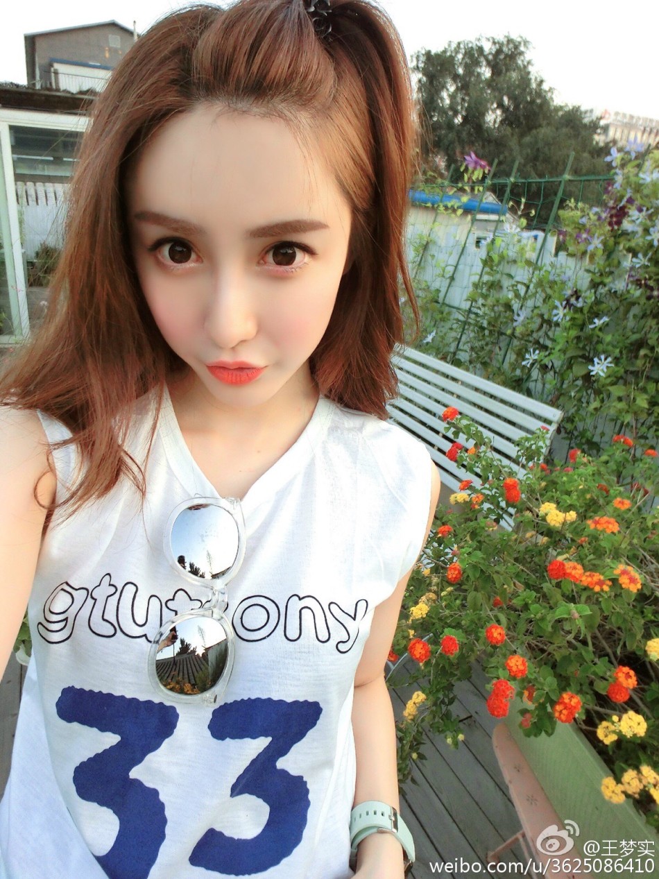 组图:甜似芭比的90后美女校花王梦实