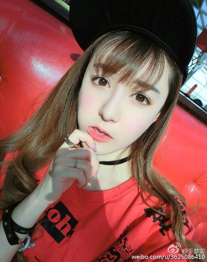 毕业于首都师范大学科德学院的王梦实,著名平面模特,网络红人,因外表