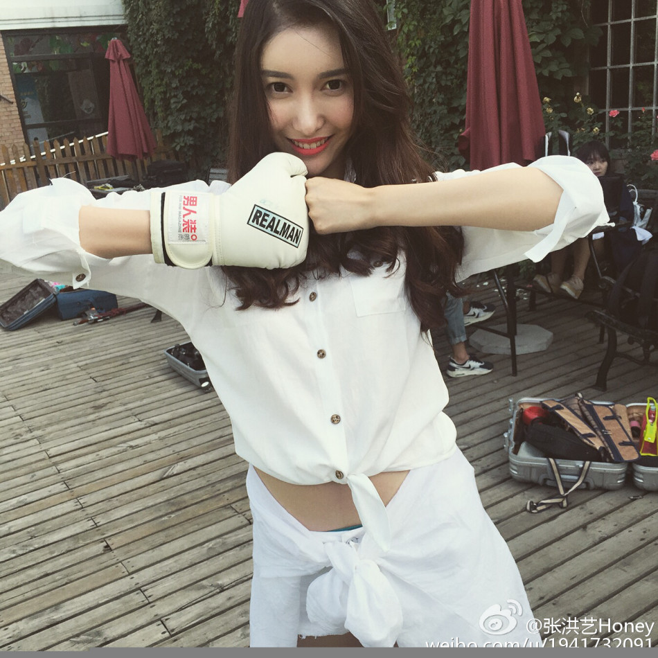 组图:9头身女神张洪艺生活秀 重新定义校花