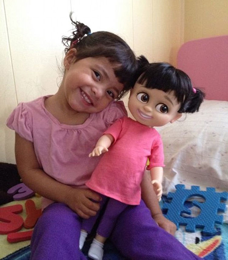 组图:"双胞胎娃娃"搞笑合影 真假难辨