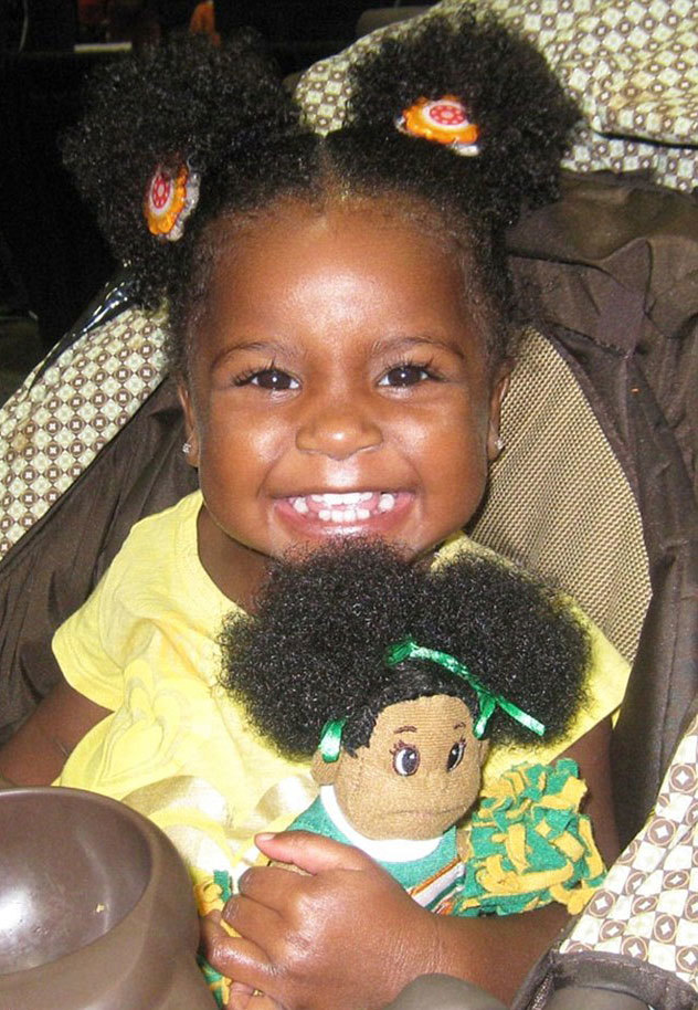 组图:"双胞胎娃娃"搞笑合影 真假难辨