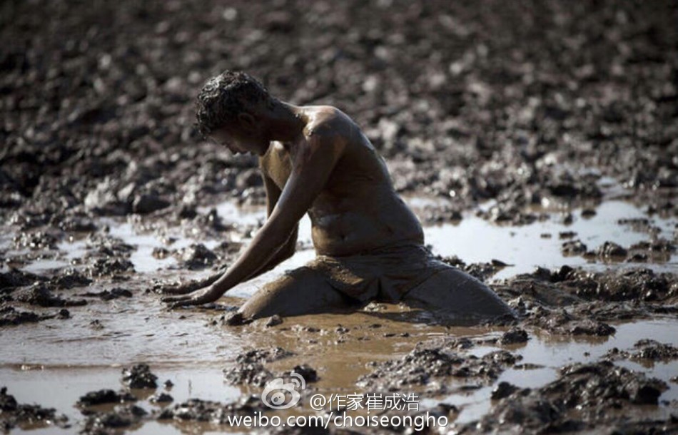 组图:别人家的军训 爬泥潭练巷战玩ak47_高清图集_新浪网