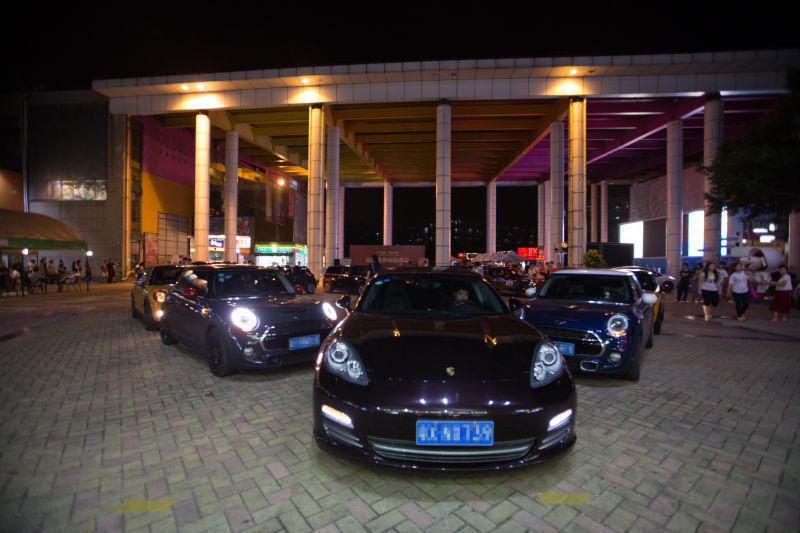 组图:90后创业ceo用豪车奏乐求婚大一女生