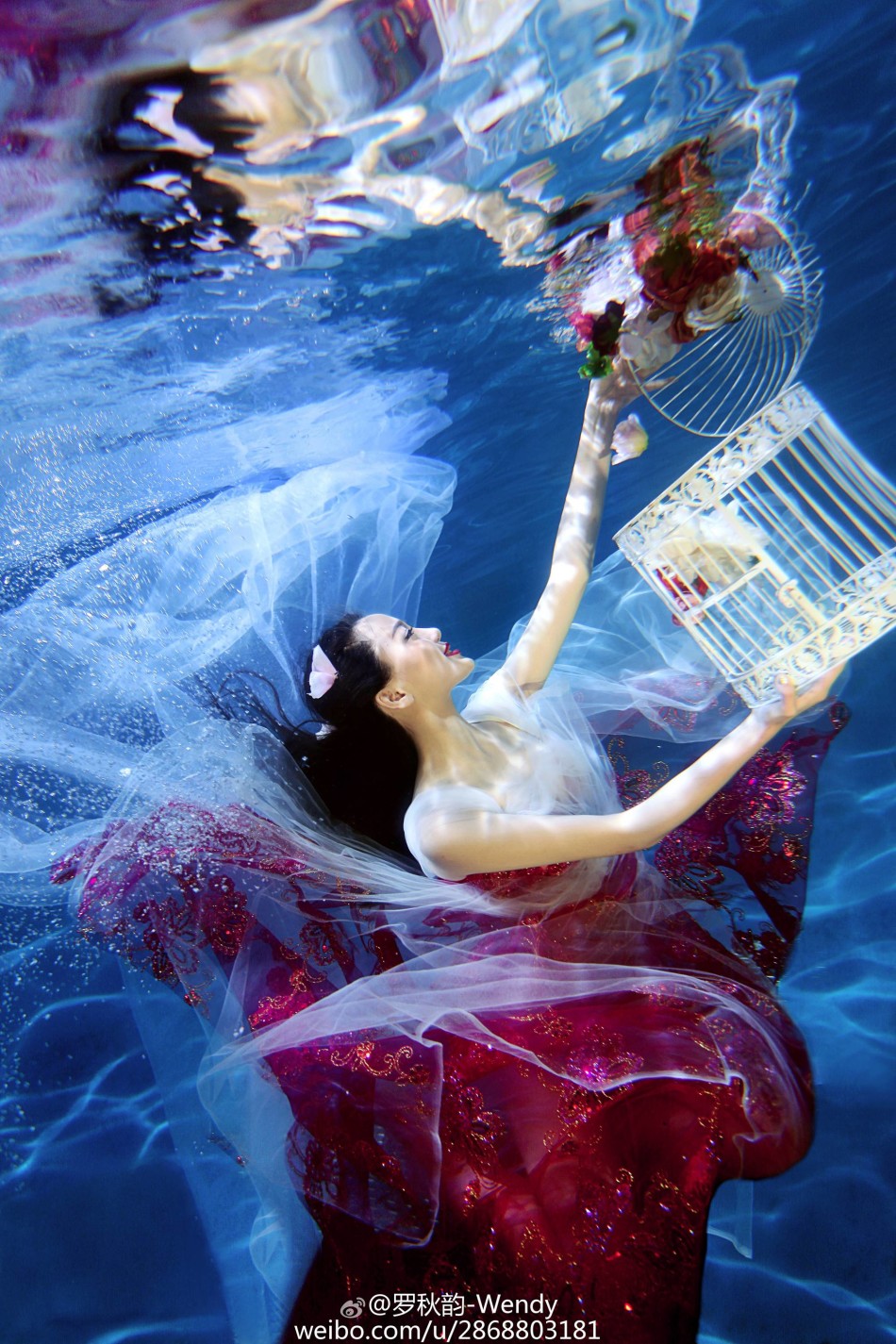 组图:中戏校花化身"鱼美人 水中优雅浮动
