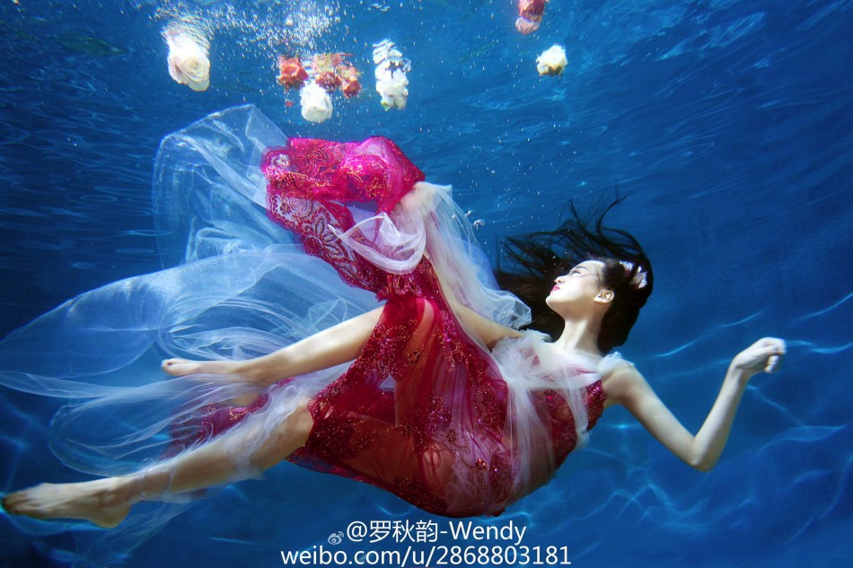 组图:中戏校花化身"鱼美人 水中优雅浮动