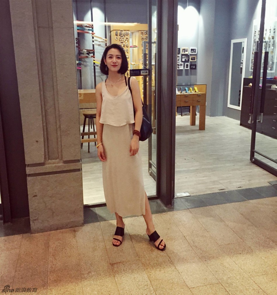 她叫刘天伊,来自浙江传媒学院13播音本科,可御姐可甜美,但大多数时候