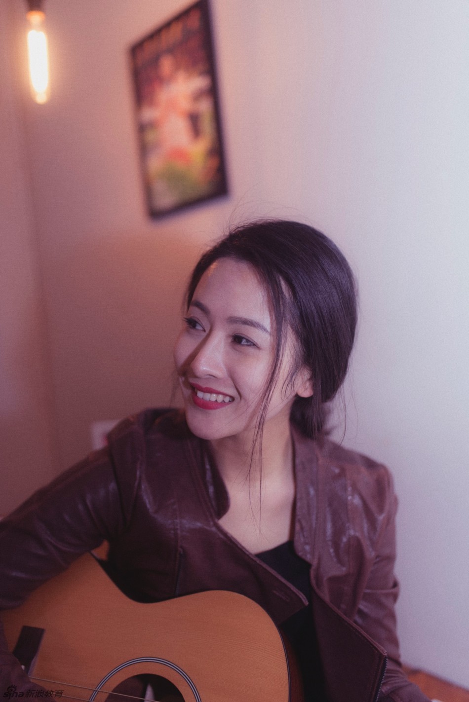 她叫刘天伊,来自浙江传媒学院13播音本科,可御姐可甜美,但大多数时候