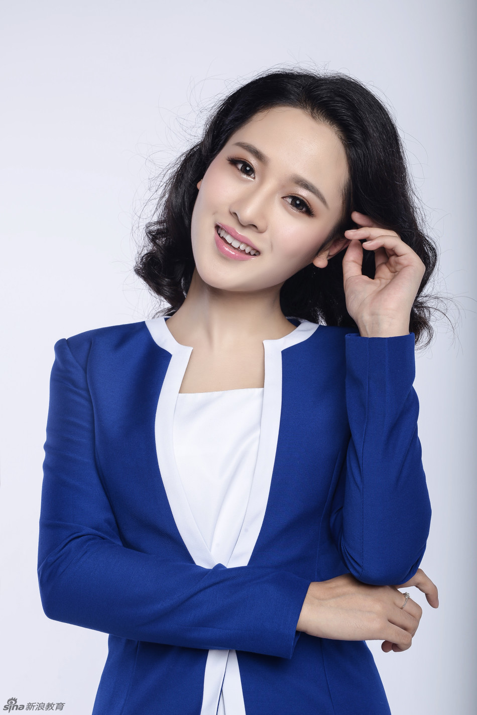 她叫刘天伊,来自浙江传媒学院13播音本科,可御姐可甜美,但大多数时候