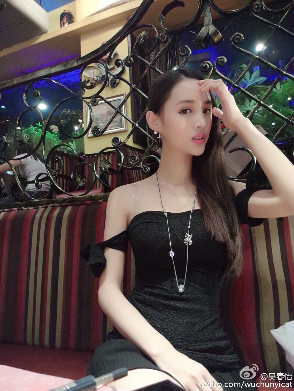 近日,湖南师范大学校花吴春怡晒出一组礼服照,照片中的吴春怡雍容华贵