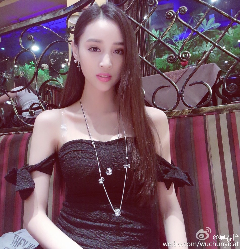 近日,湖南师范大学校花吴春怡晒出一组礼服照,照片中的吴春怡雍容华贵