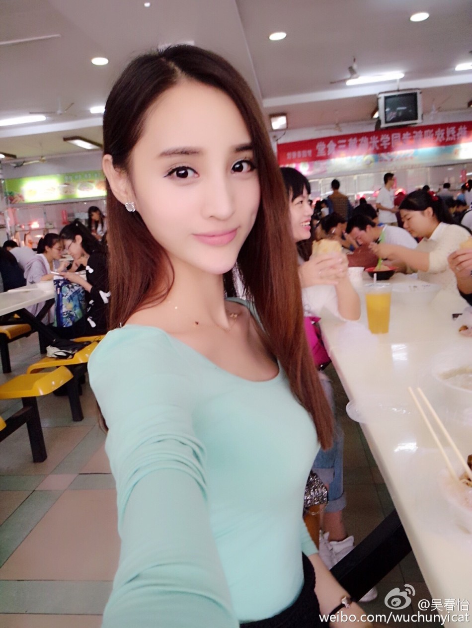 近日,湖南师范大学校花吴春怡晒出一组礼服照,照片中的吴春怡雍容华贵