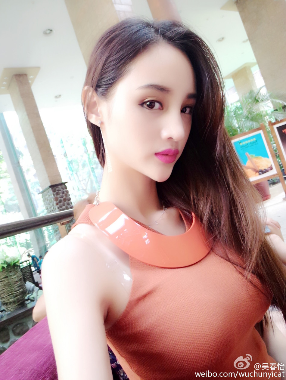 近日,湖南师范大学校花吴春怡晒出一组礼服照,照片中的吴春怡雍容华贵