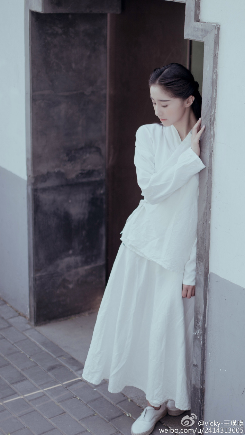 中传大学14级表演系美眉王瑛瑛近日晒出一字马照片,从小学习体操的她