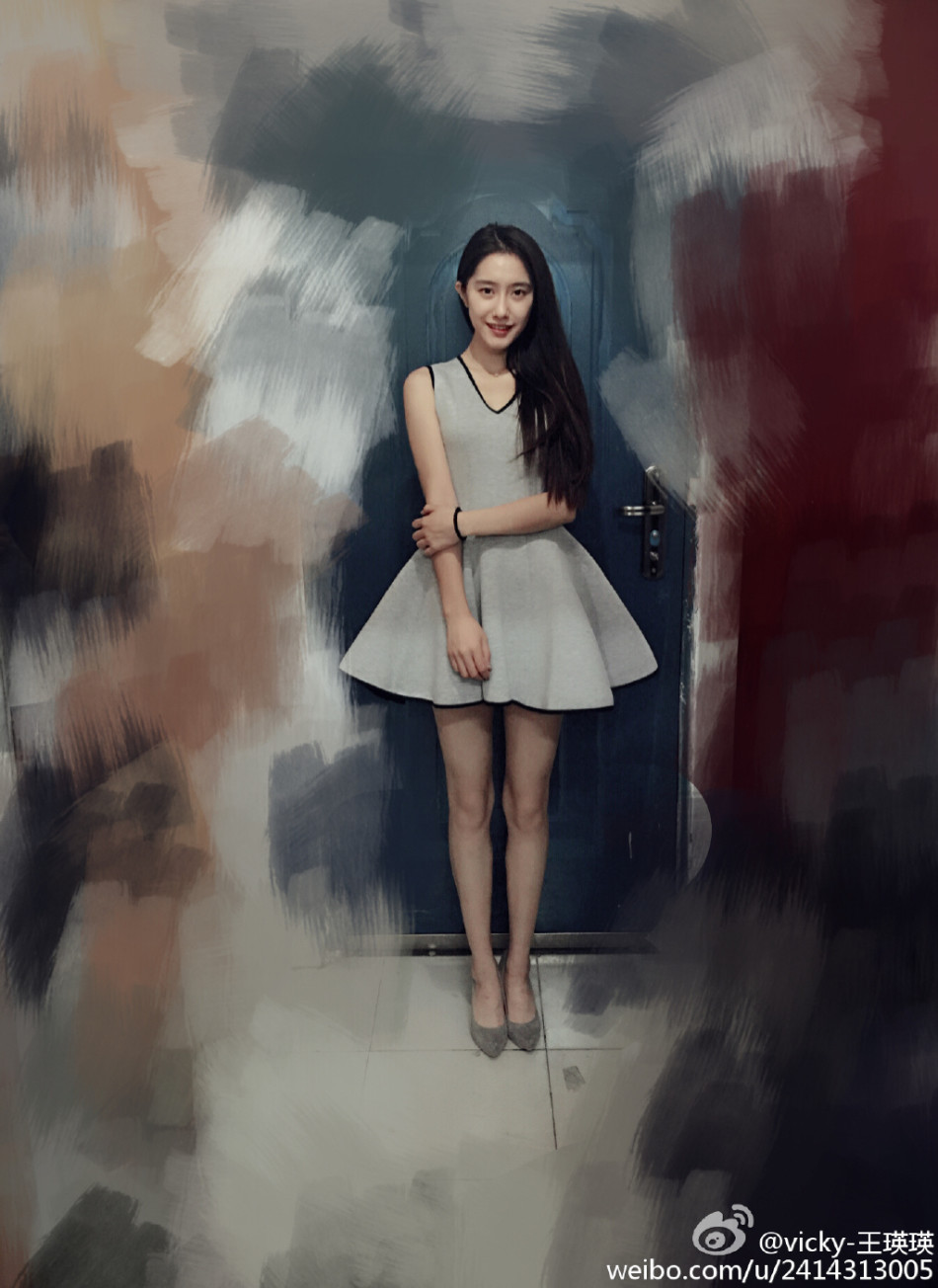 中传大学14级表演系美眉王瑛瑛近日晒出一字马照片