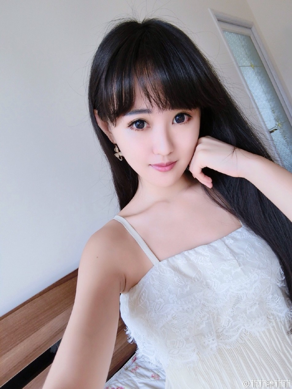 天津师范大学的校花@菲菲滕菲菲,在微博晒出几组海边泳装写真照,拥有