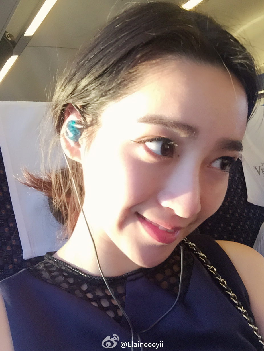 毕业于北师大校花晒写真的校花@张若一elaine近日晒出写真,清新纯美的