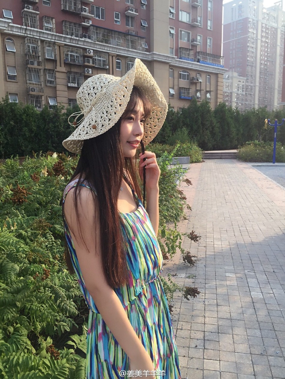 毕业于湖南大学的@姜美羊羊羊在微博晒出冬季写真