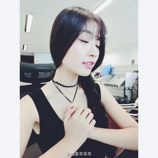 毕业于湖南大学的@姜美羊羊羊在微博晒出冬季写真