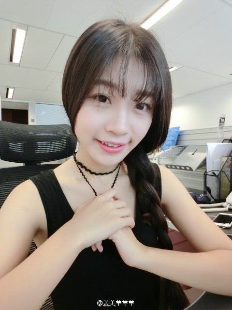 毕业于湖南大学的@姜美羊羊羊在微博晒出冬季写真