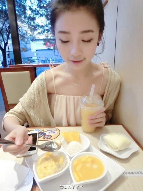 毕业于湖南大学的@姜美羊羊羊在微博晒出冬季写真