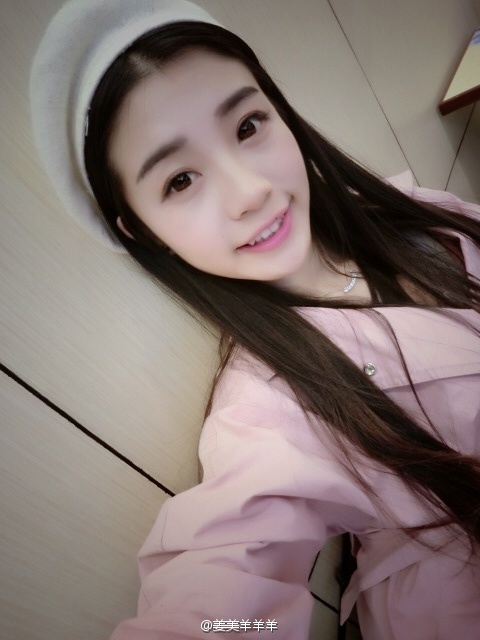 毕业于湖南大学的@姜美羊羊羊在微博晒出冬季写真