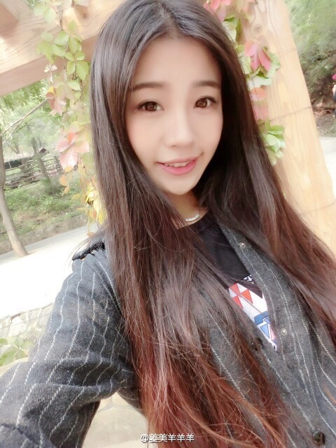毕业于湖南大学的@姜美羊羊羊在微博晒出冬季写真
