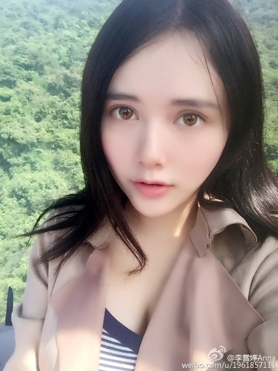 组图:湖大女神晒泳池写真 水中秀傲人双峰