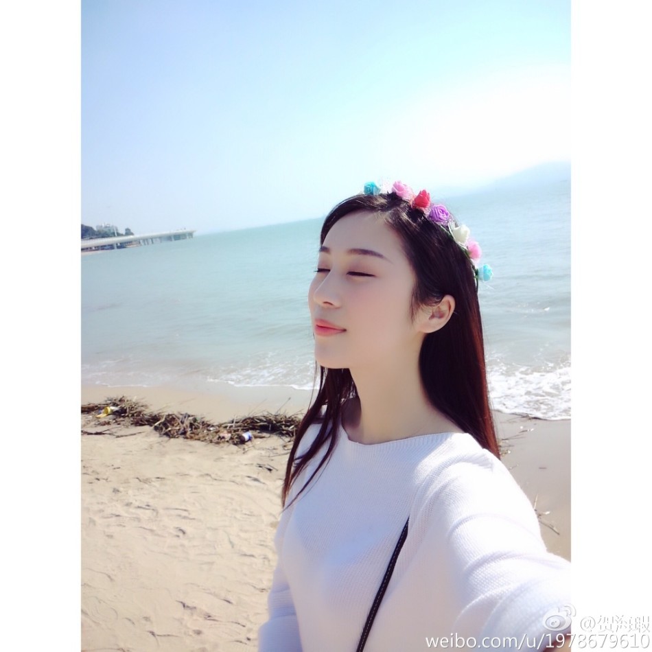 11 / 61 辽宁大学校花@贺海瑕在微博晒出海量私房照,高雅冷艳的气质和