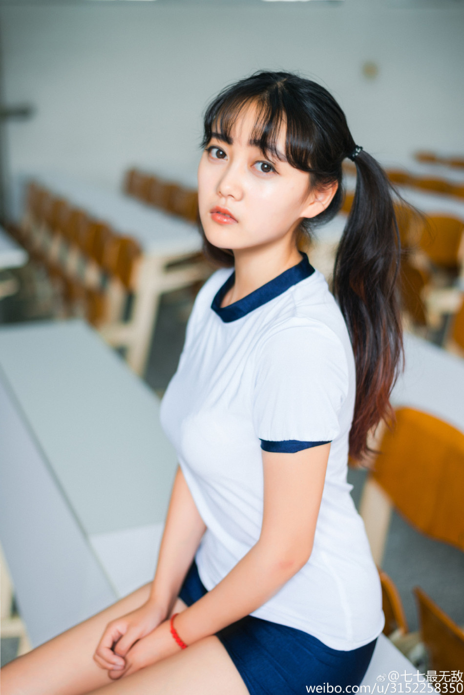 组图:大二学妹清纯制服写真 双马尾萌化人心