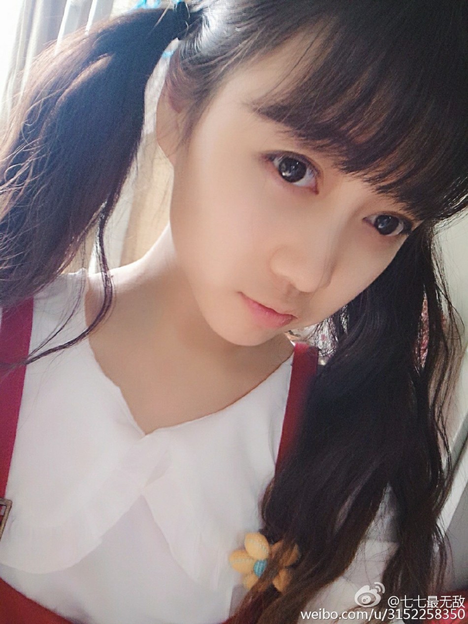 组图:大二学妹清纯制服写真 双马尾萌化人心