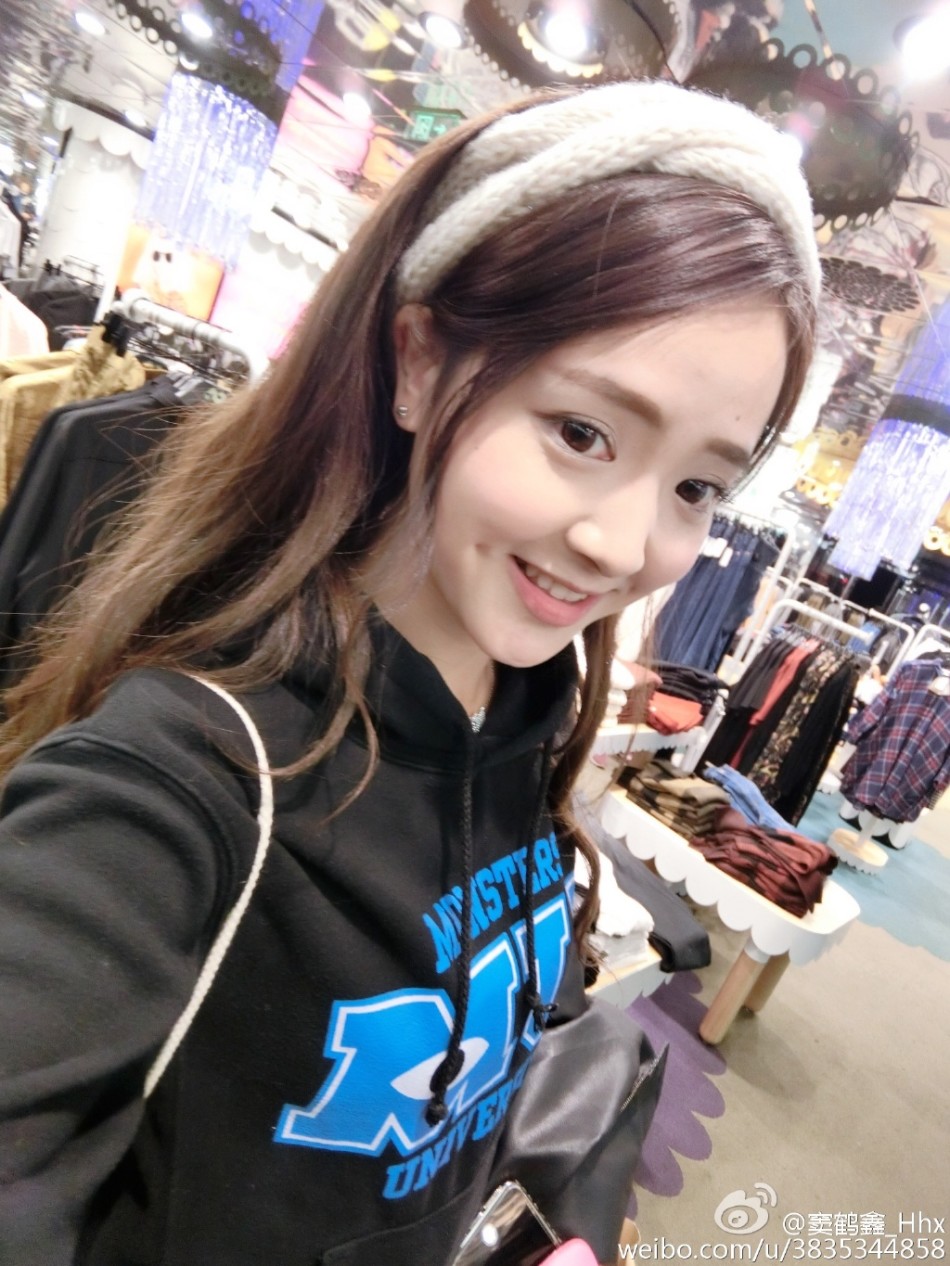 猜你喜欢 38 / 44 近日,来自西南财经大学的校花@窦鹤鑫_hhx在微博晒