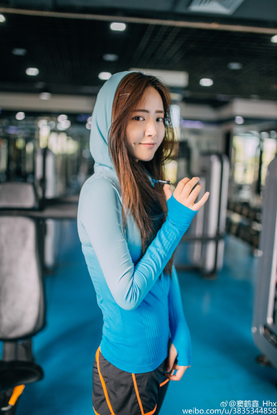 西财校花温暖圣诞写真 治愈笑容萌化了