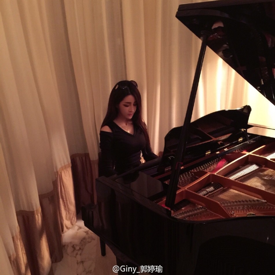 76 / 83 92年出生的@giny_郭婷瑜在微博晒出海量私藏照.