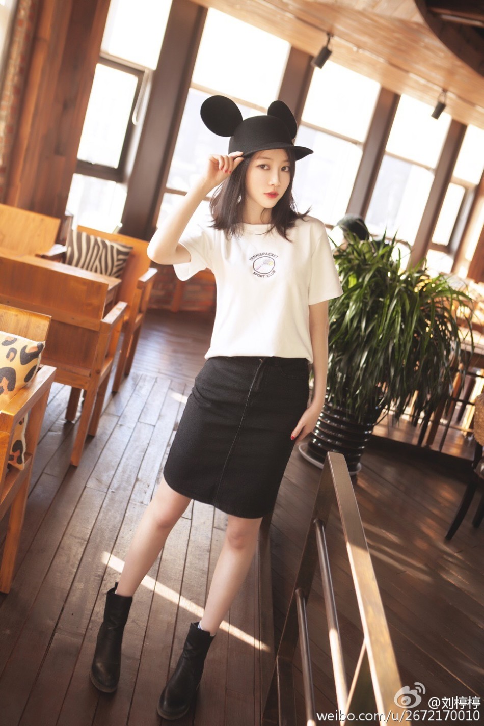 65 / 67 毕业于辽宁师范大学的@刘楟楟在微博晒出多套唯美写真,淡雅