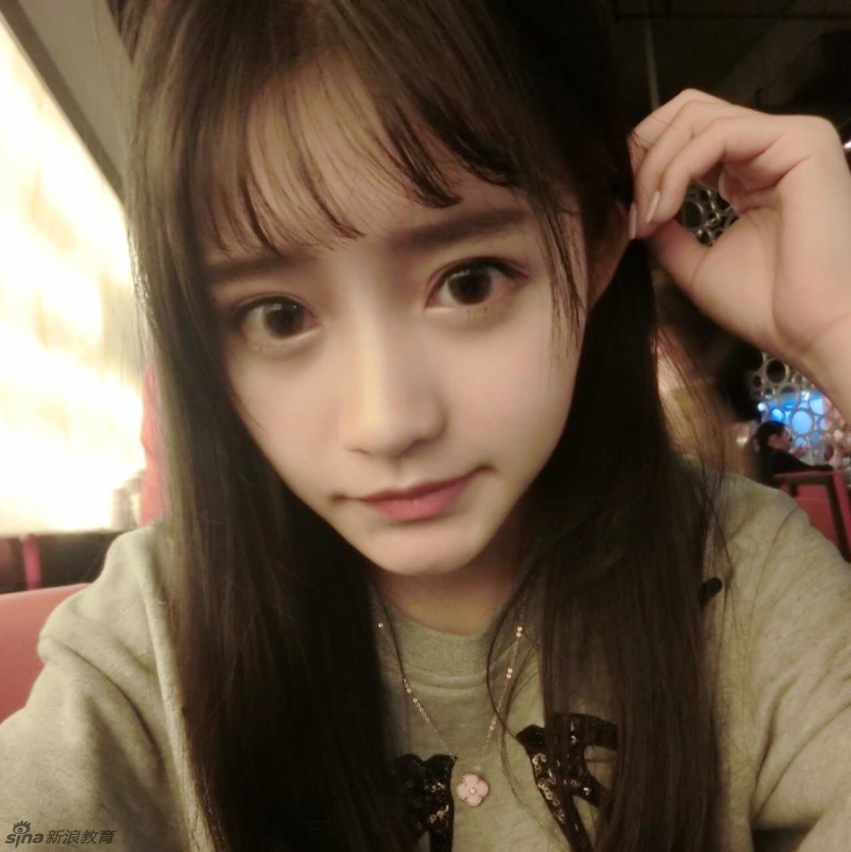 或者说,真人的小罗同学比照片更有几分灵动的气质,你觉得呢?