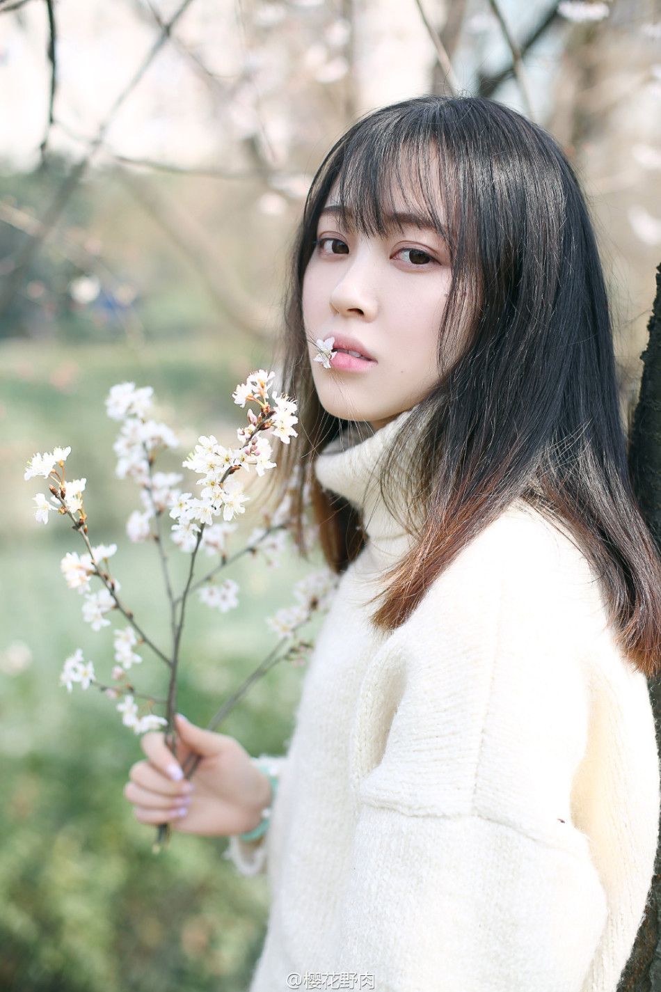 小宇在微博晒出唯美写真,在寒冷的冬季里她灿烂的笑容温暖了整个世界