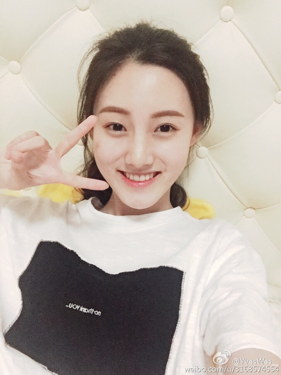 组图:中戏校花晒最美证件照 高颜值美醉人心