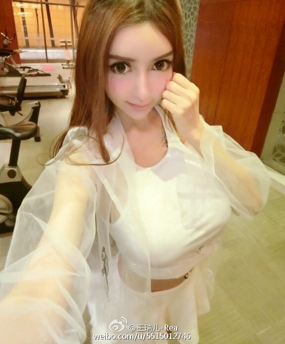 毕业与中戏的女生王瑞儿-rea在微博晒出海量性感写真惊艳众人,现在的