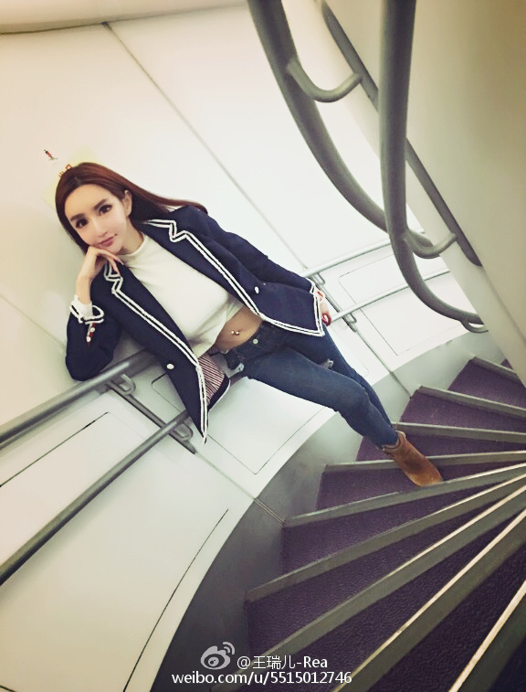毕业与中戏的女生王瑞儿-rea在微博晒出海量性感写真惊艳众人,现在的