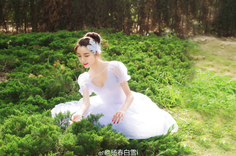 1/ 92就读于武汉大学的校花杨春白雪i在微博晒出多套唯美写真,长相