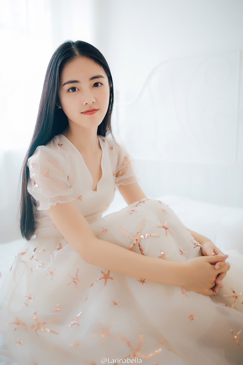 就读于深圳大学的校花larinabella在微博晒出唯美写真,气质优雅展水嫩