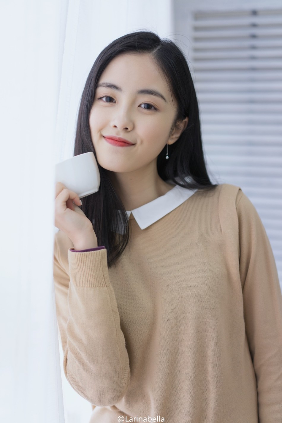 88 / 111 就读于深圳大学的校花larinabella在微博晒出唯美写真,气质