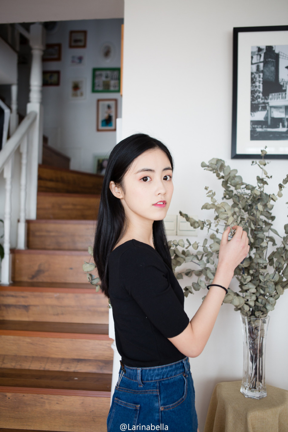 就读于深圳大学的校花larinabella在微博晒出唯美写真,气质优雅展水嫩