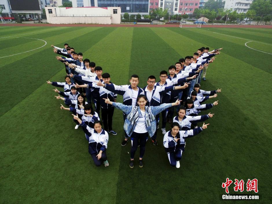 组图:江西学子创意毕业照 各式造型留下美好