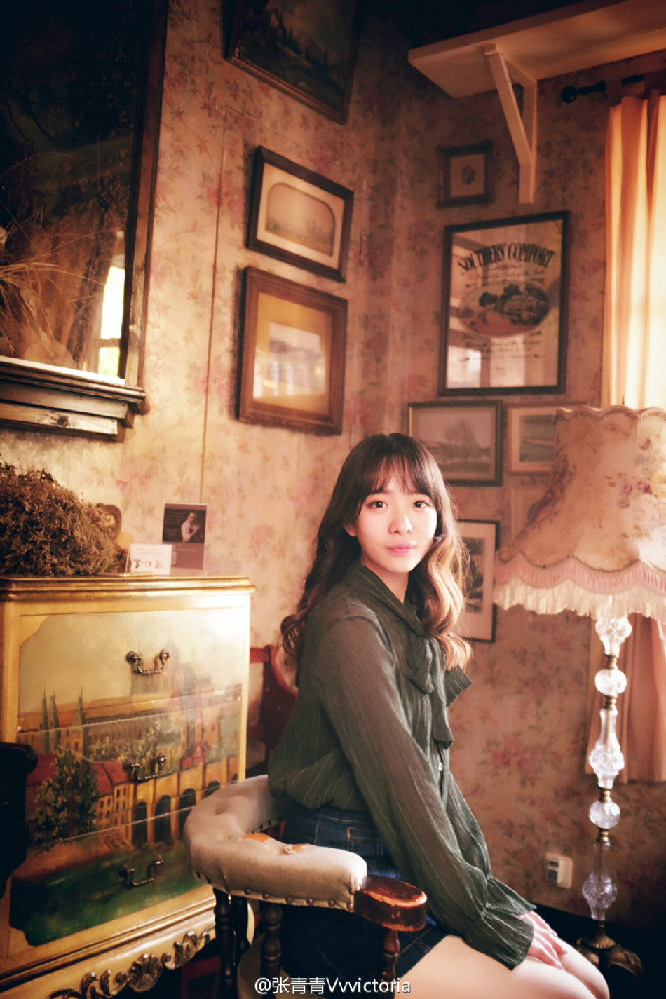 毕业于华东师范大学的校花张青青vvvictoria在微博晒出少女风写真