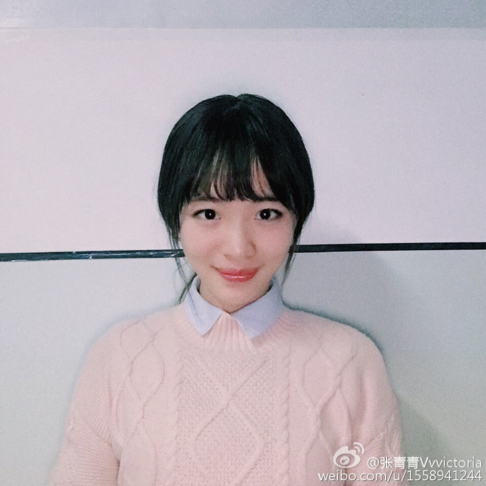 毕业于华东师范大学的校花张青青vvvictoria在微博晒出少女风写真