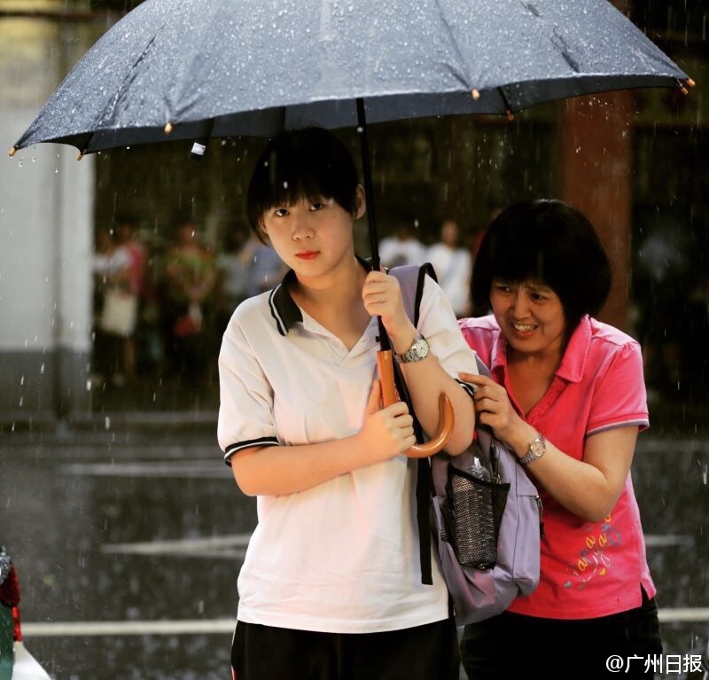 高考第二天广州暴雨 学生赤脚去考场