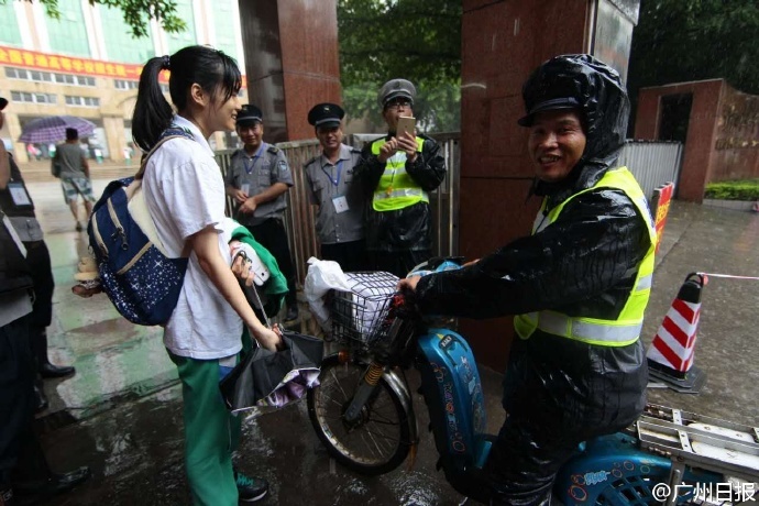 组图:高考第二天广州暴雨 学生赤脚去考场