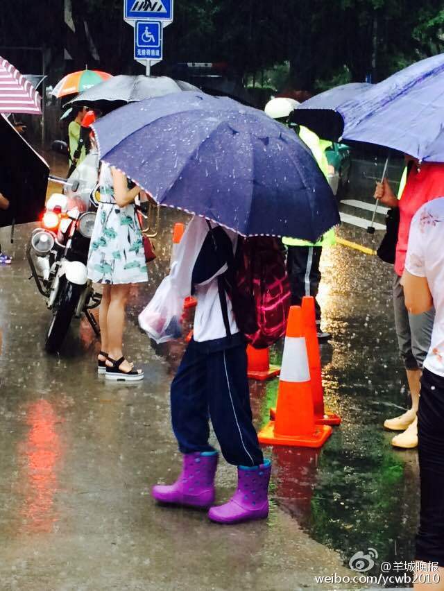 组图:高考第二天广州暴雨 学生赤脚去考场